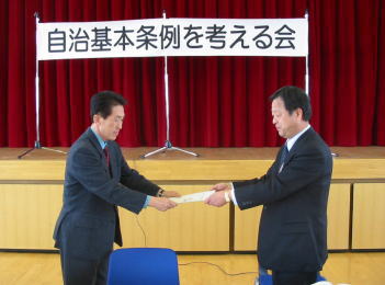 写真：会長から市長へ提言書提出の様子