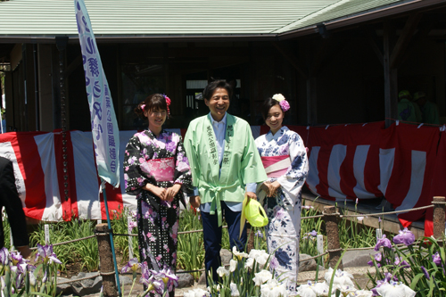 写真：花しょうぶ祭での撮影会の様子の写真