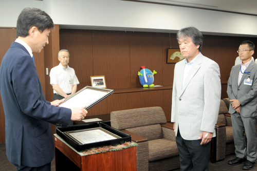 写真：感謝状贈呈の様子の写真