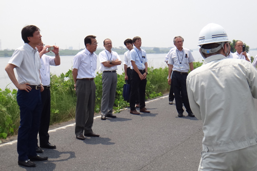 写真：新濃尾大橋架橋現場の現地視察の様子の写真