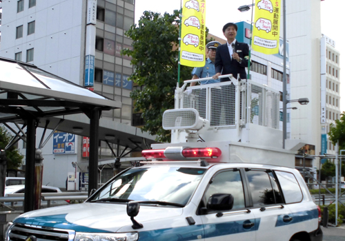 写真：夏の交通安全市民運動の街頭啓発の様子の写真