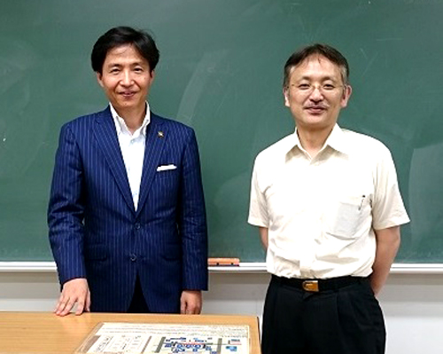 写真：東北大学公共政策大学院長の戸澤英典教授との写真
