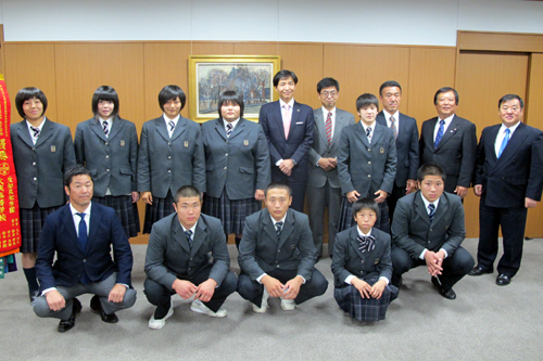 写真：大成中学・高等学校柔道部の生徒の表敬訪問を受ける様子