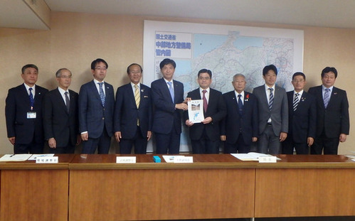 写真：県へ木曽川水系連絡導水路事業の検証作業の促進について要望する様子