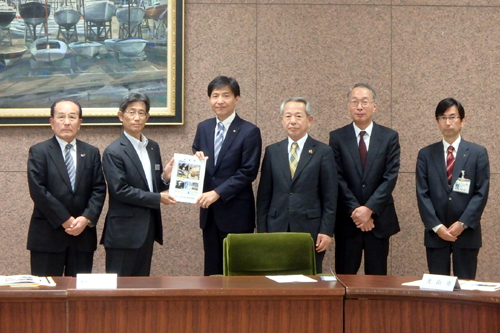 写真　新川五条川改修促進期成同盟会会長が愛知県に提案する様子 