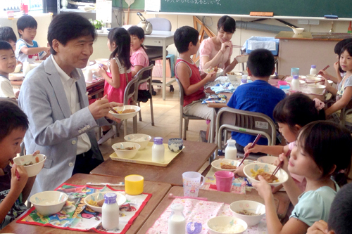 写真：宮西小学校訪問の様子の写真