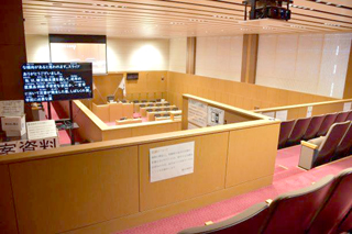 本会議場に設置した「音声字幕表示システム」の写真