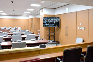 委員会室に設置した「音声字幕表示システム」の写真
