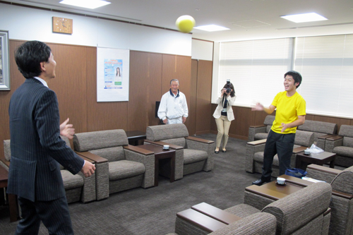 写真:タスポニー日本選手権優勝者 表敬訪問の様子