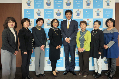 写真 女性の会会長 来訪の様子