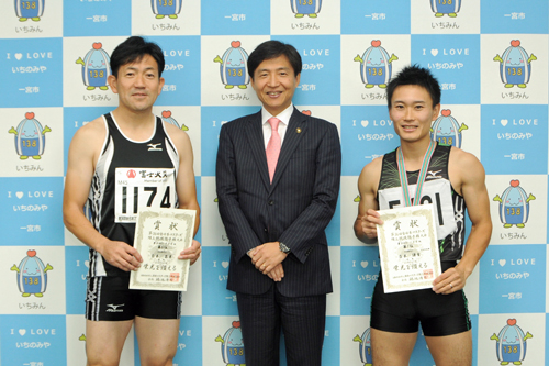 写真：全日本マスターズ陸上競技選手権大会入賞者 表敬訪問の様子