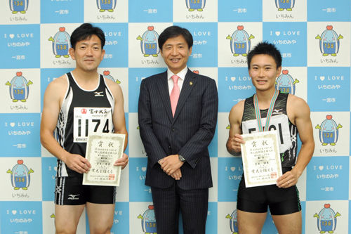 写真:全日本マスターズ陸上競技選手権大会入賞者 表敬訪問の様子