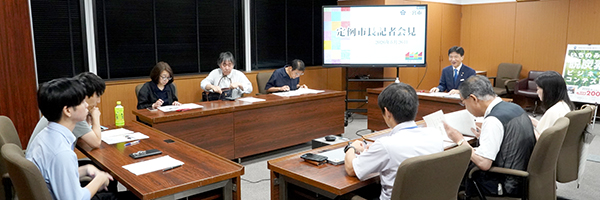 記者会見