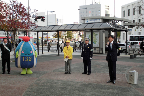 写真：年末の交通安全市民運動の街頭啓発の様子