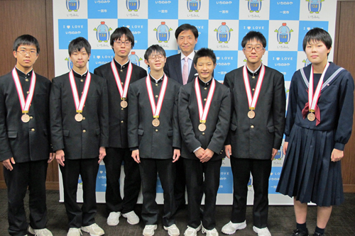 写真：全国聾学校卓球大会入賞者 表敬訪問の様子