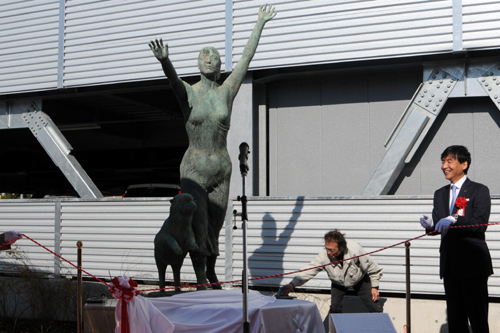 写真：織姫像 移設除幕式の様子 