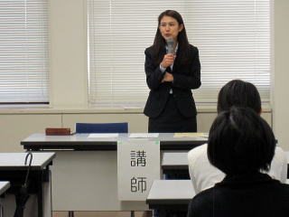 参加者の前で話をする杉本美晴さんの写真