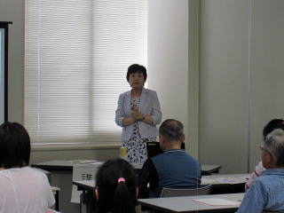 参加者の前で話をする千田伸子さんの写真