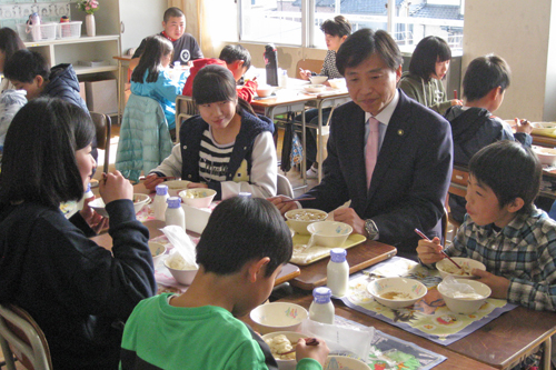写真：市長・教育委員と児童との給食交歓会の様子 