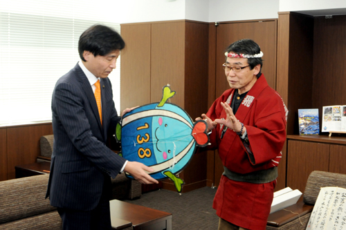 写真：日本の凧の会尾張一宮支部 表敬訪問の様子 