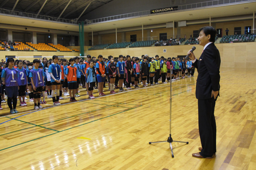 小学生バレーボールクラブ交流大会でのあいさつの様子の写真