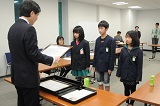 市長から表彰状を渡される子どもの写真(貴船小)