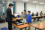 市長から表彰状を渡される子どもたちの写真(向山小)