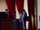 課長から表彰状を渡される子ども達の写真（中島小）