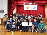 賞状を持った子ども、認定証を持った子ども、その他大勢の子ども（中島小）