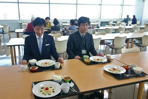 「我が家の野菜料理コンテストいちのみや」入賞作品の試食の様子の写真