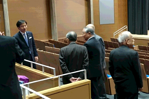 写真:木曽川文化会館を見学している様子の写真