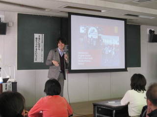 参加者の前で話をする田村哲樹さんの写真