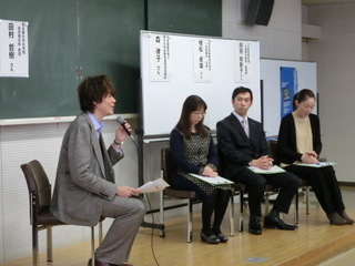 壇上で話をする田村さんとスピーカー3名の写真