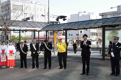 交通安全市民運動の街頭啓発であいさつしている写真