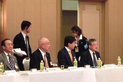 愛知県市長会議に出席している写真
