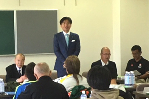 代表者会であいさつしている写真