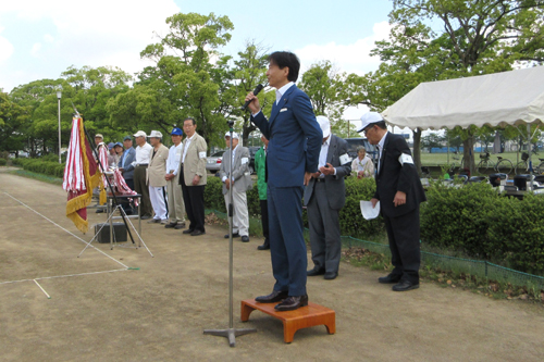 大会であいさつしている写真