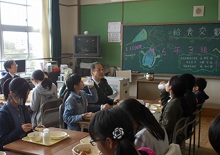 （写真）給食会の様子