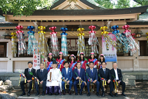 祈願祭後の記念撮影の様子の写真