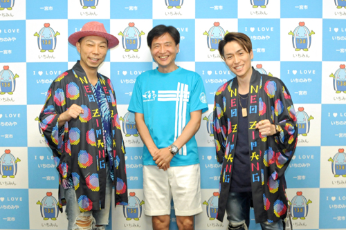 EXILEのUSAさん・TETSUYAさんと記念撮影している様子の写真