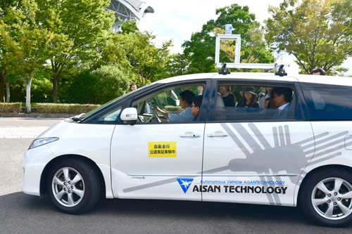 自動走行車に乗っている様子の写真