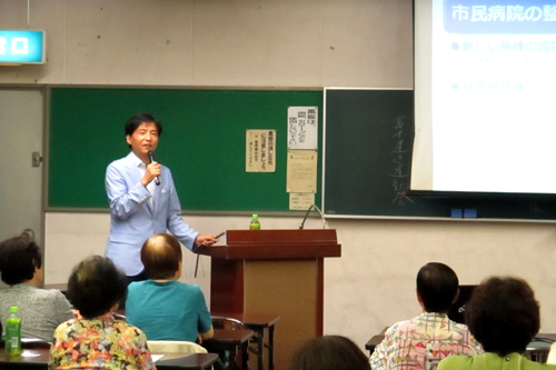 講演している様子の写真