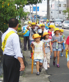 通学路での見守りの様子の写真