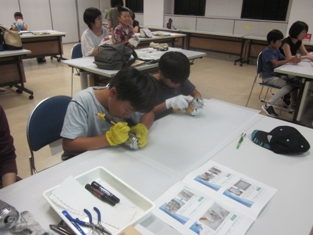 写真：アルミ缶で風車を作る様子