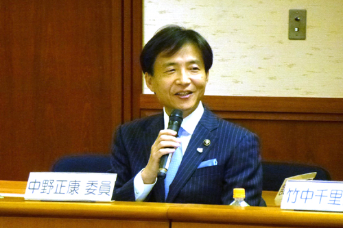 審議会に出席している様子の写真