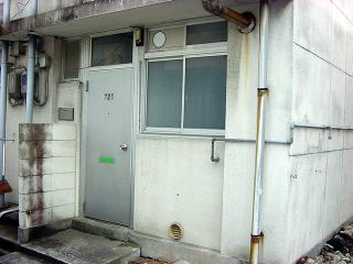 写真：尾関住宅（簡易耐火2階建）　玄関扉