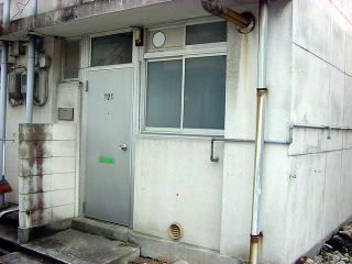 写真:尾関住宅(簡易耐火2階建) 玄関扉