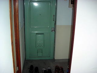 写真：萩原住宅（鉄筋コンクリート4階建）　玄関扉