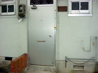 写真：萩原住宅（簡易耐火2階建）　玄関扉