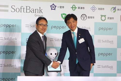 ソフトバンクグループ代表取締役副社長と握手している様子の写真